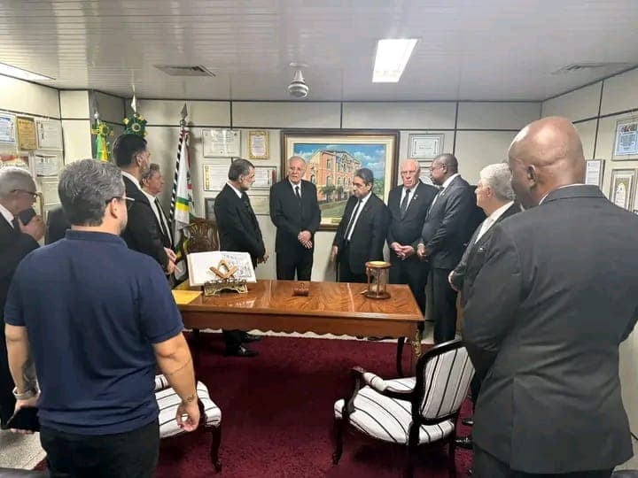 Conselho reunido em uma mesa de trabalho